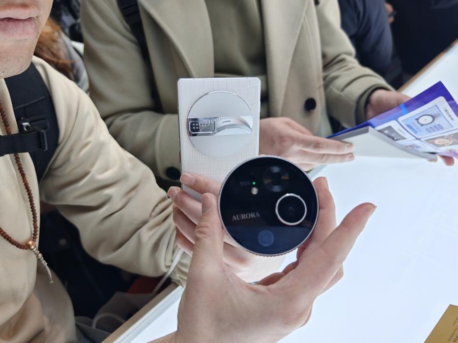 【追觅首款旗舰手机亮相】在2026中国家电及消费电子博览会上，追觅展示了两款高端