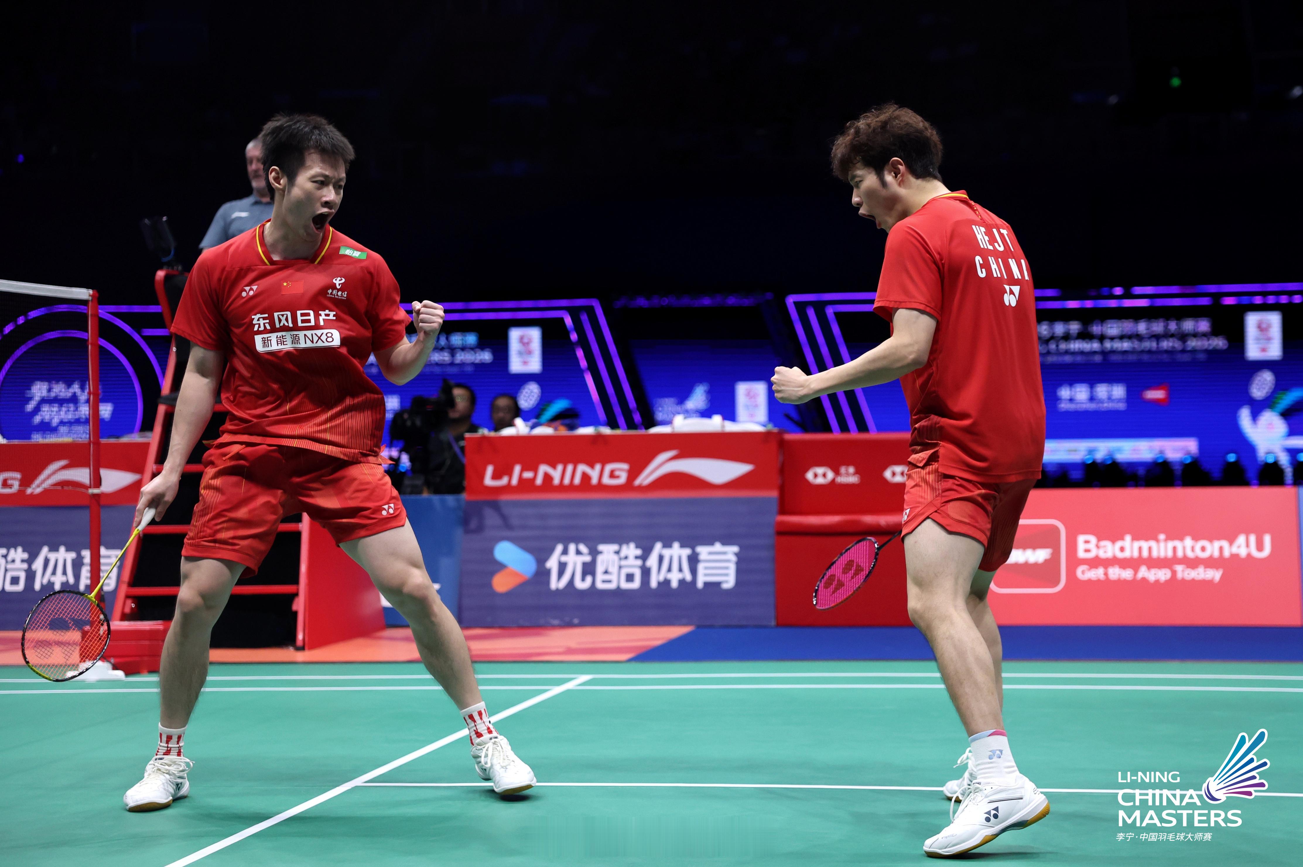 何济霆/任翔宇三局惜败摘银中国大师赛男双决赛：何济霆/任翔宇 21-11、13-