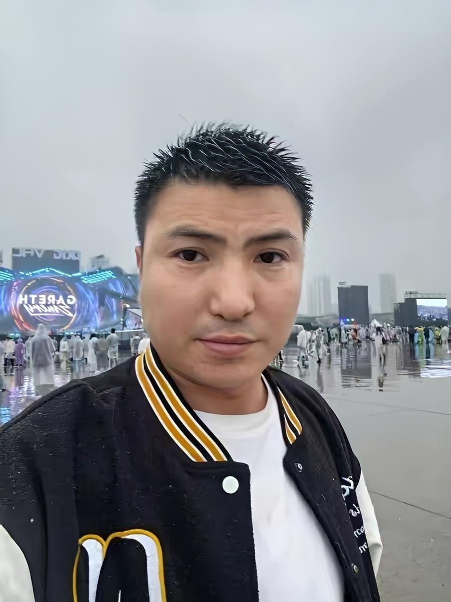 在安徽合肥，有个36岁的哥们儿叫余献，那天跟朋友出去玩。平时老有人跟他开玩笑，说