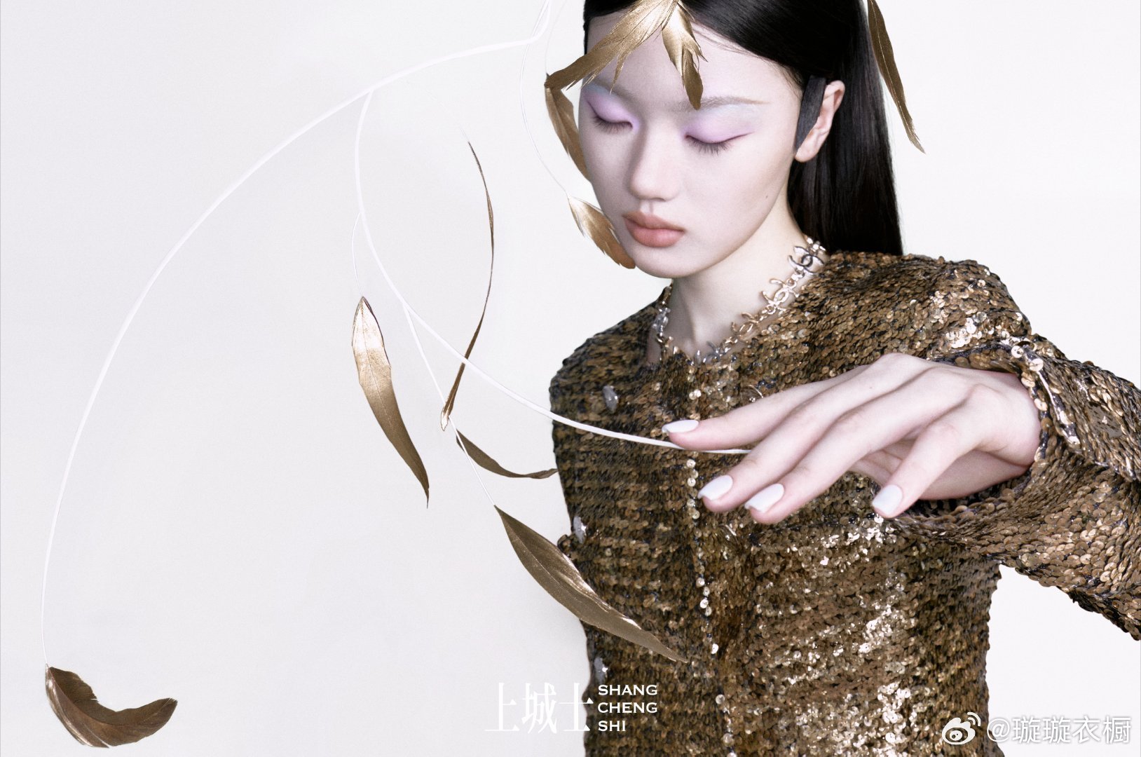 单依纯墨羽如瀑倾泻肩头，鎏金鳞光暗涌成星河 黄手套轻拢雾色，指尖悬着未说破的诗行