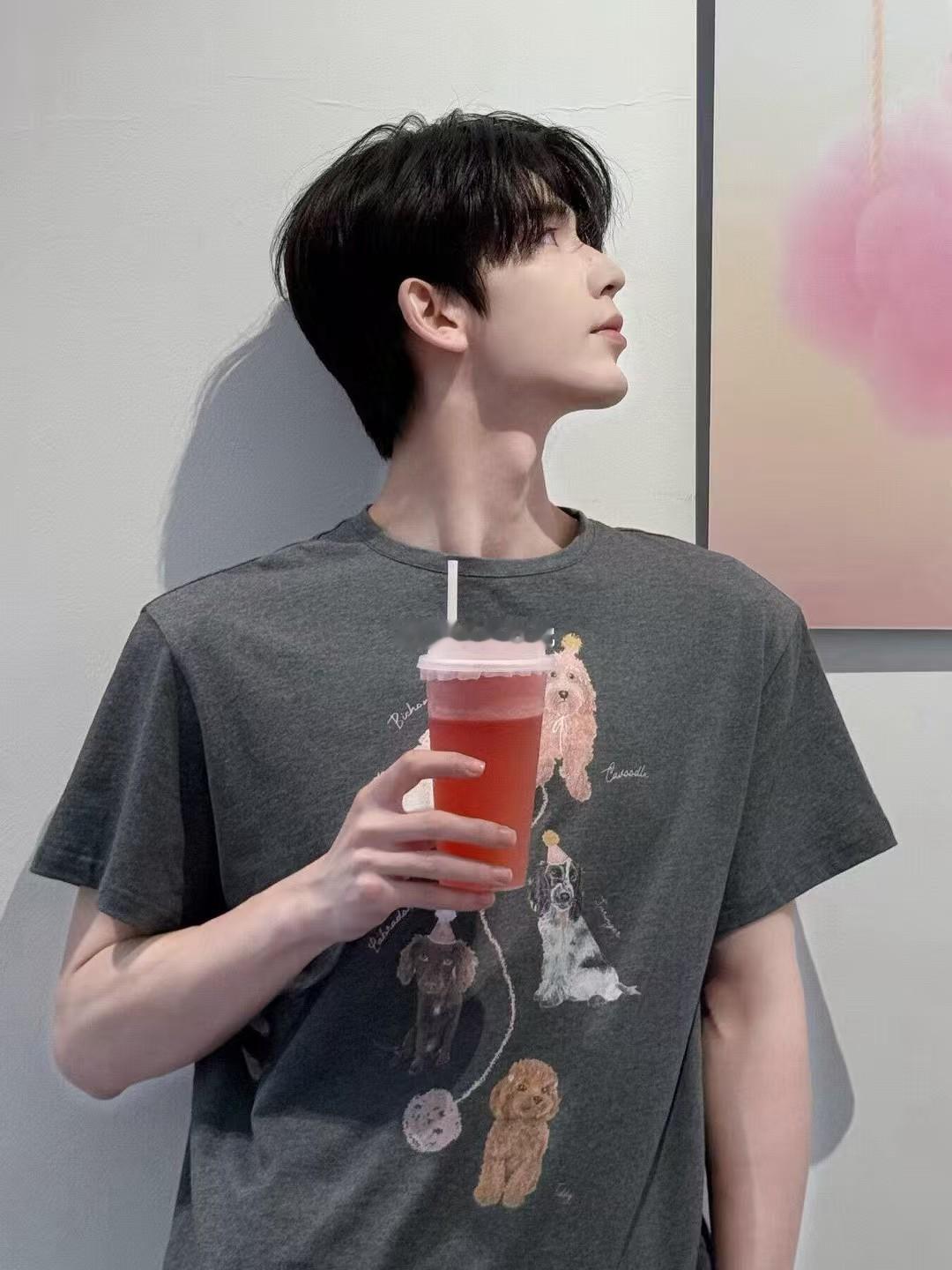 重磅主推⏰保持可爱 张凌赫同款❗麻感棉小狗派对T 🛒网页链接圆领微微露出锁骨，