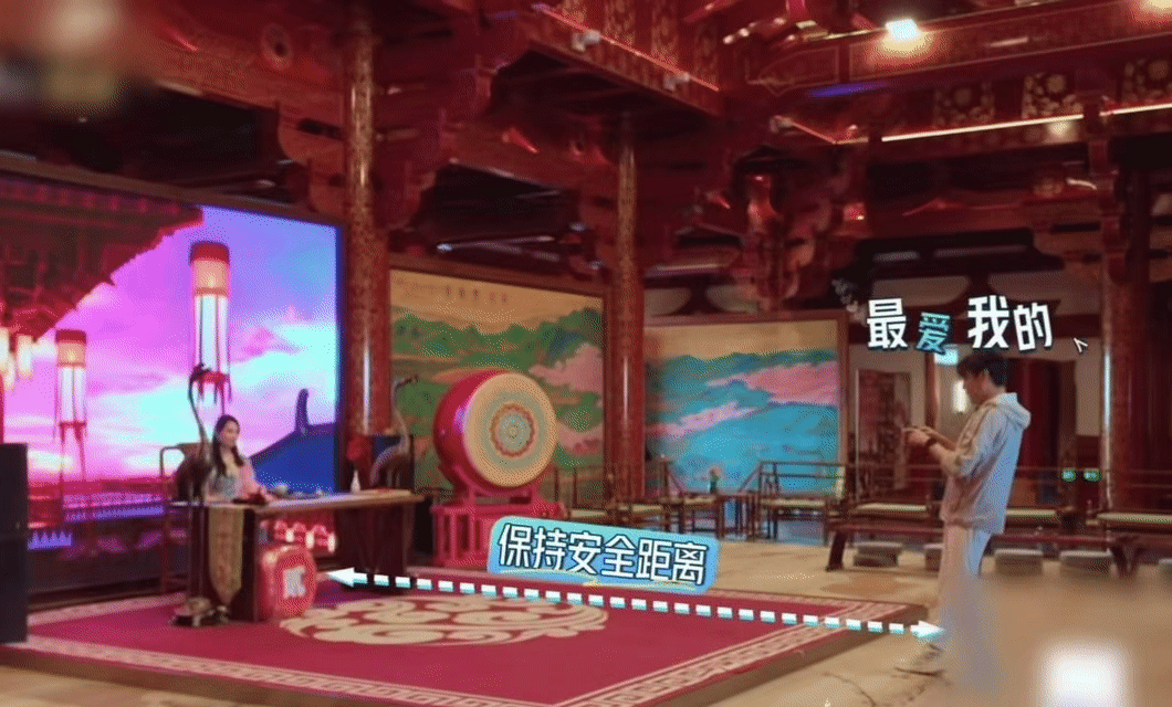 秦昊说伊能静像迎宾 笑岔气了，秦昊这张嘴真的太有梗了！伊能静端庄就位，秦昊一句“