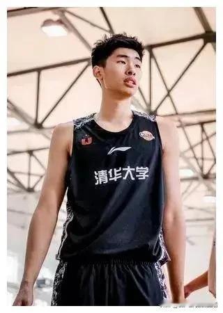 怪不得水亦诗当时跑到福建去做直播带货。
原来她的丈夫邹阳当时在福建队打球。
而且