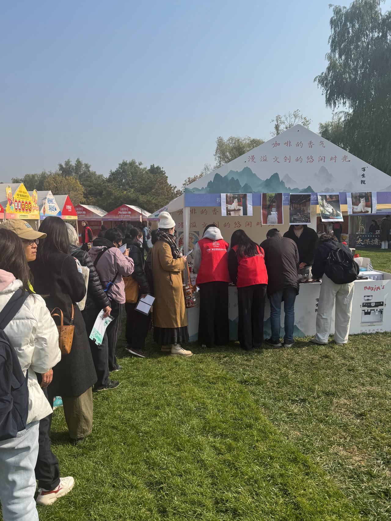 不逛不知道，真没想到文创活动这么火，看这长队乌央乌央的，给喜欢冰箱贴、文创小玩意