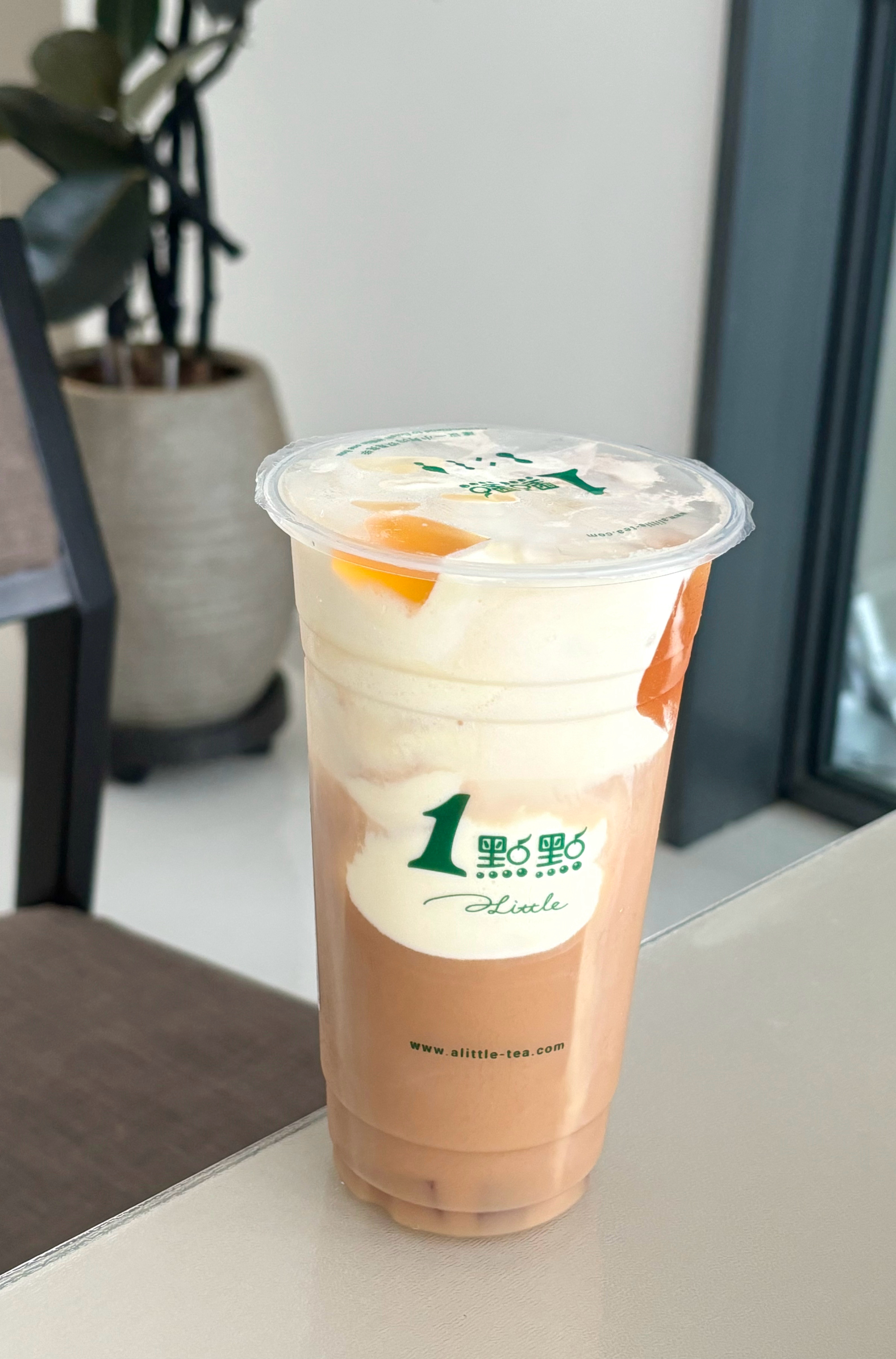 富二代滚出来发奶茶啊 这么热的天想渴死我吗？ 穷人的命就不是命吗？赶紧转我三十 
