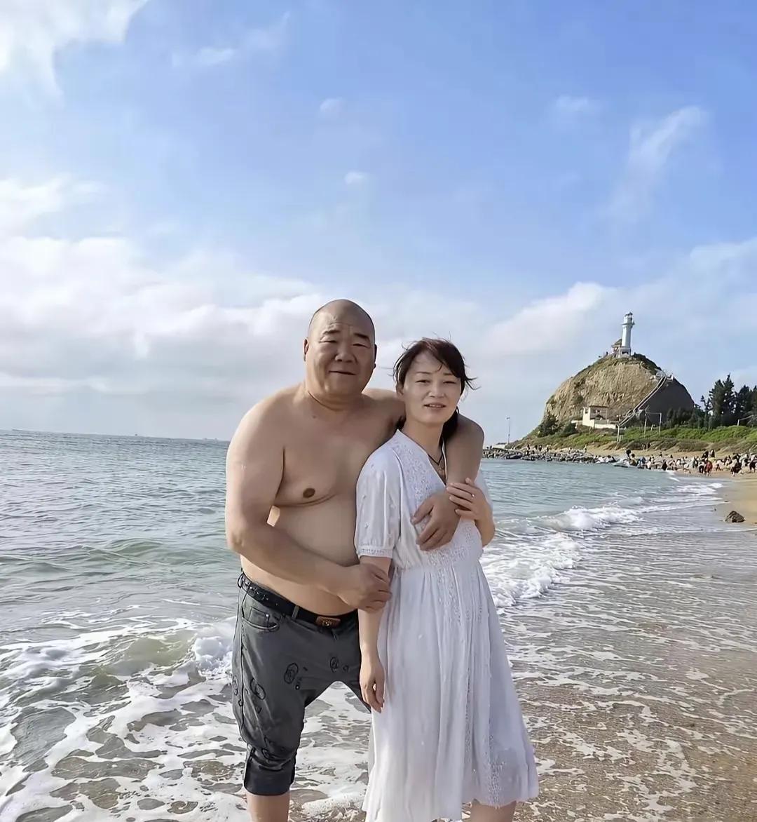 这是头条上友友发的照片，
看看图片，
真是没有对比，就没有鉴别。
这小老弟有福气