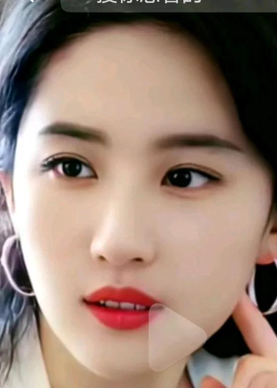 刘亦菲是集美丽、优雅与灵动于一身，令人心醉神迷的魅力女神。”以绝世容颜和独特魅力