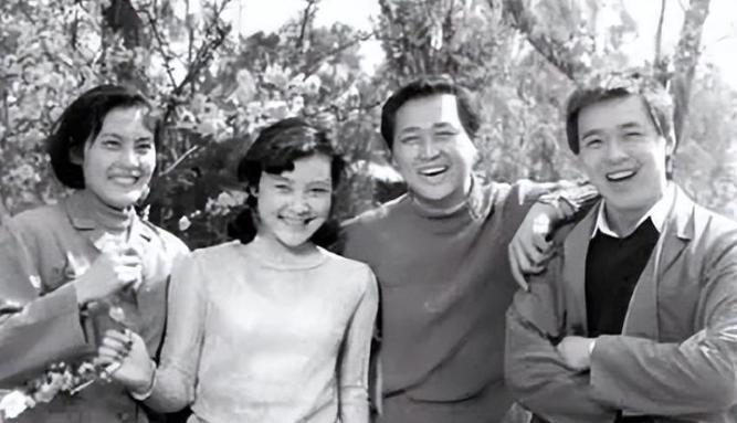 1982年，刘晓庆到南京演出时，遇到了在当地拍戏的迟志强，晚上喝了几杯酒后，刘晓