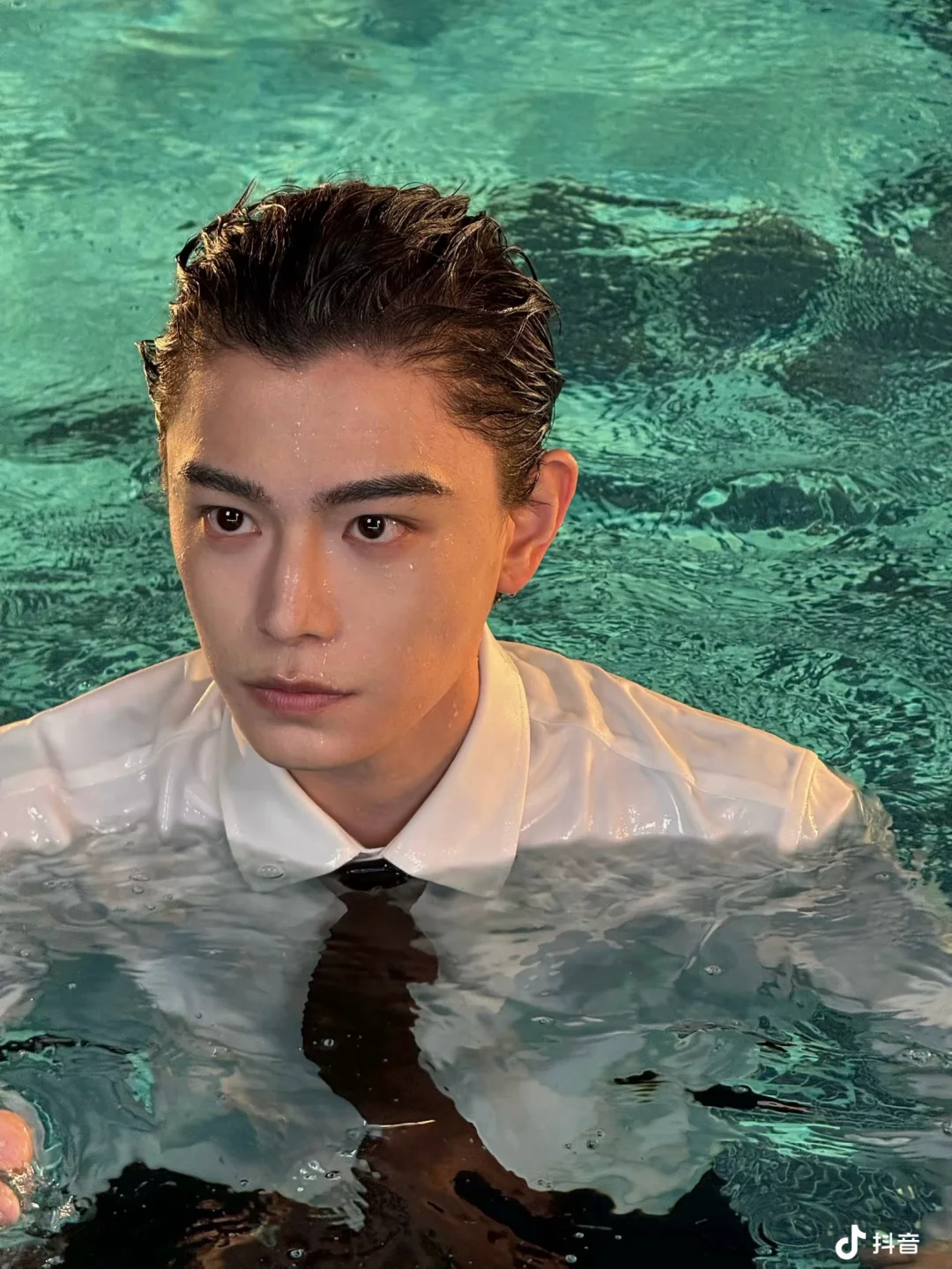 泳池霸总！丁禹兮