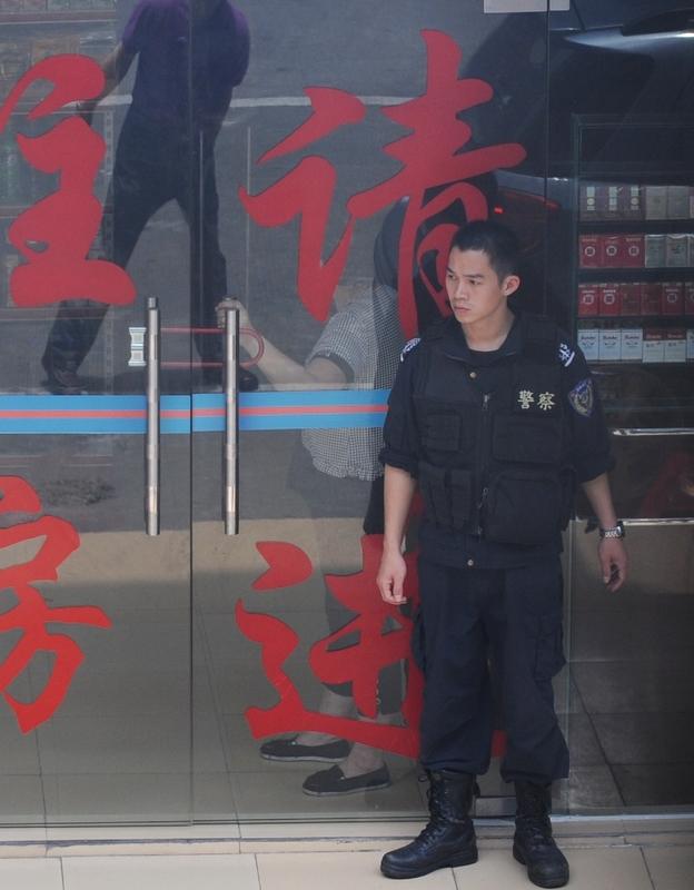 他之所以动手打人，不过知道这个坐门口吃橘子的老人是个残疾人且这个老人家里没人在家