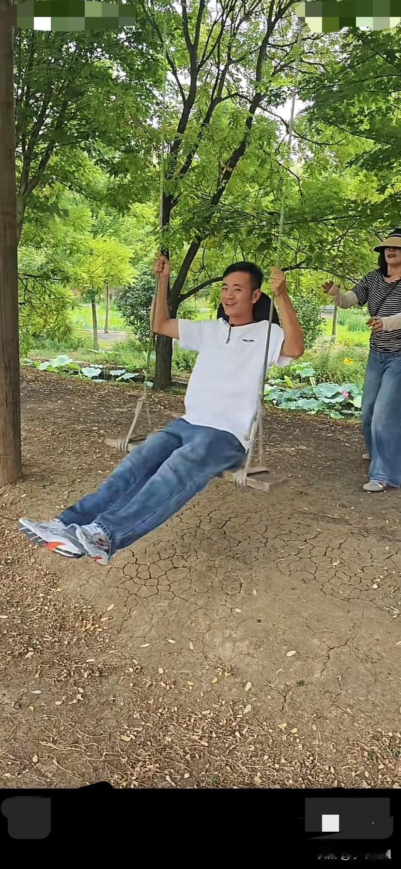 厉怀远充分体会到了找回家，找回童年的的亲情和快乐！厉怀远小姨就像哄小孩一样，在花
