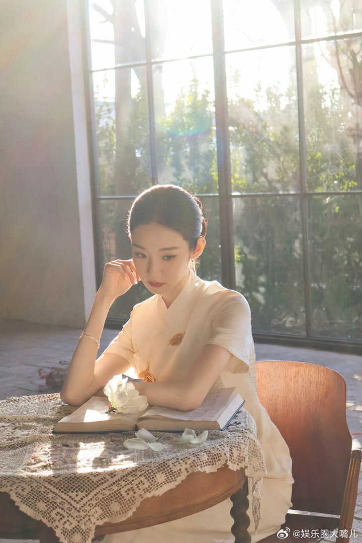 张艺凡民国风穿出了故事感 张艺凡素色旗袍造型太有韵味！温柔清冷的古典气质，自带故