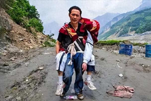 “不用看了，他已经死了。”2008年汶川地震中，一位父亲背着高大的儿子，徒步25
