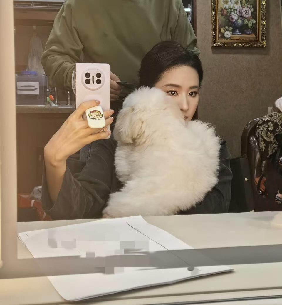 刘亦菲ig更新新鲜的对镜自拍🤳。