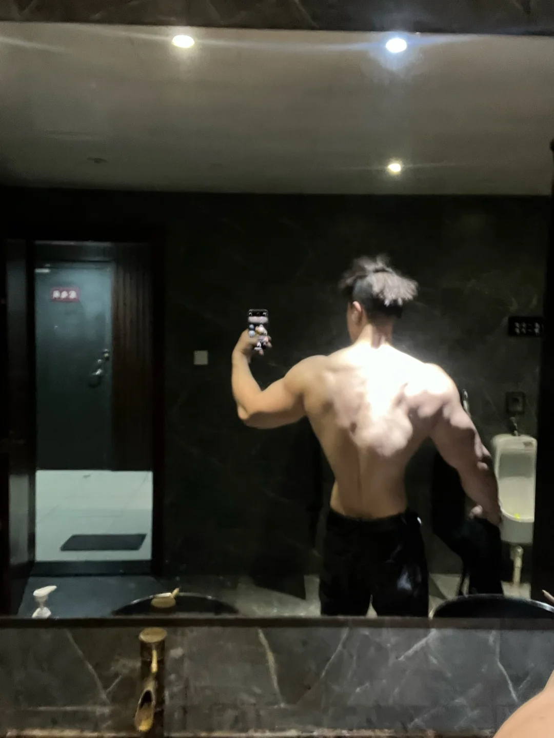 背影杀手之帅哥的小翅膀