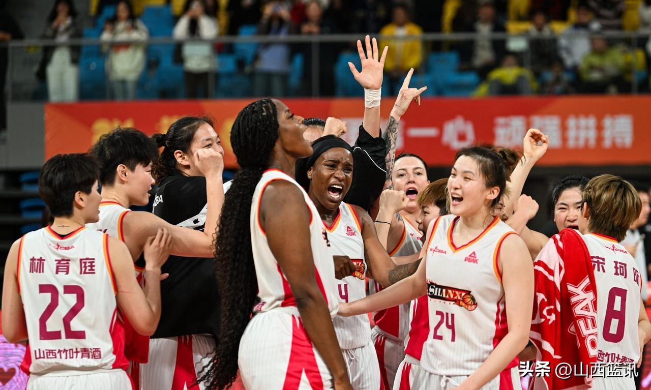 山西竹叶青酒女篮全体成员夺冠载组归来！
就在刚刚，山西竹叶青酒女篮在昨天晚上夺得