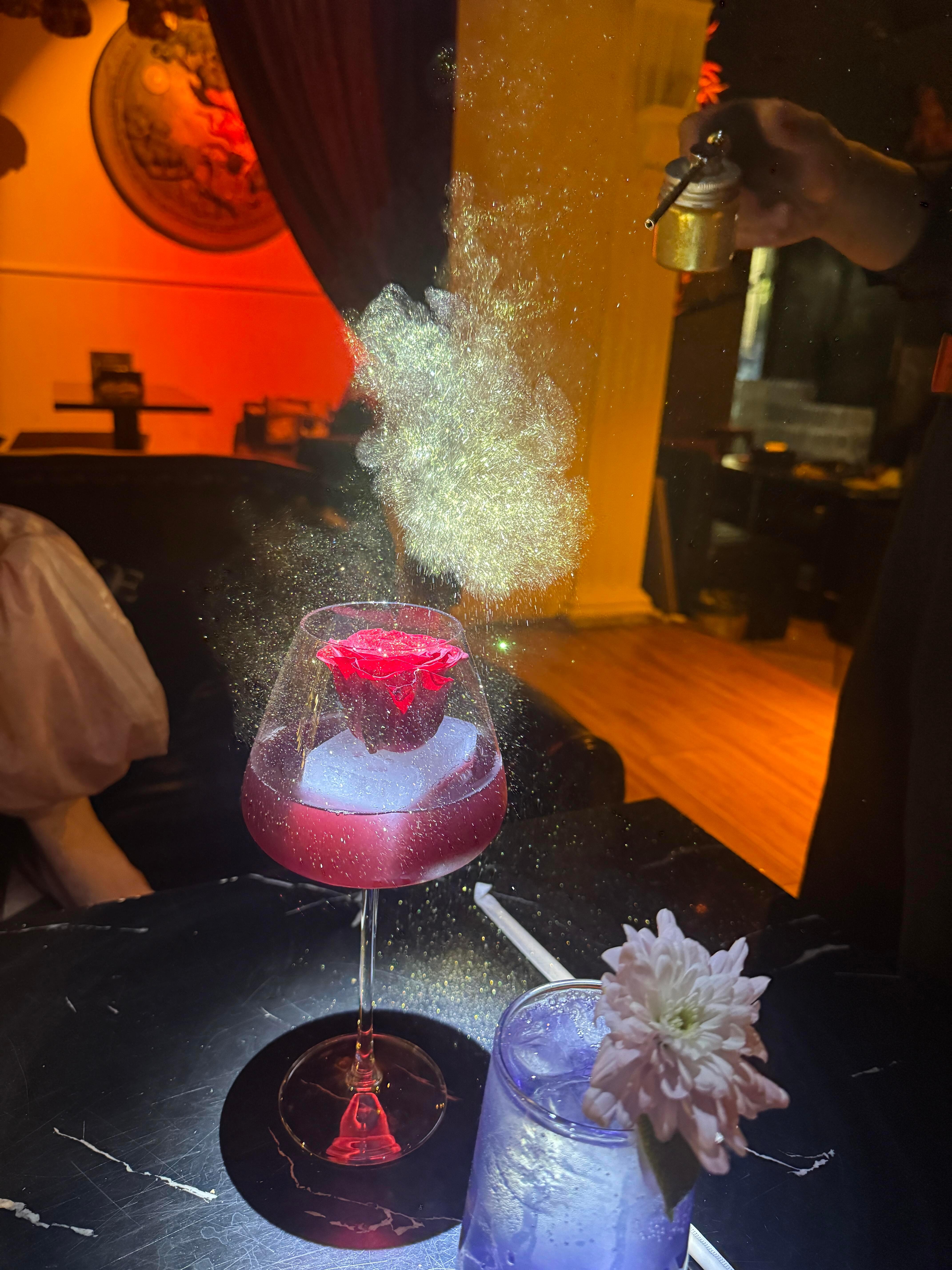 班也要上,酒也要喝,上班已经很辛苦了,不喝酒会更苦,所以干杯。 ​​​