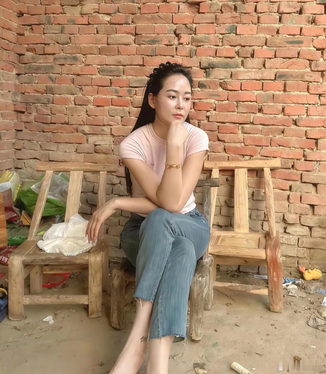 看上去，图一25岁，图二30岁，图三35岁，图四40岁，拍摄角度很重要！ 