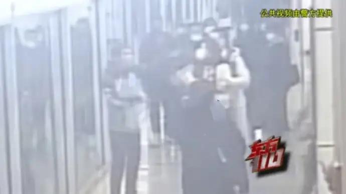 上海地铁一男子被打10个耳光不还手！还手算互殴成历史，新规不再和稀泥！
这则新闻