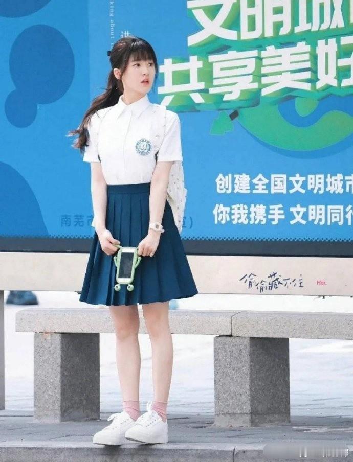 《偷偷藏不住》校服VS《难哄》校服对比，后者更贴近实际吧 