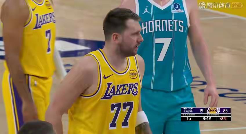 开局三板斧
只打顺风局
出手次数全队第一
防守态度全队倒数第一
只要得分王
输球