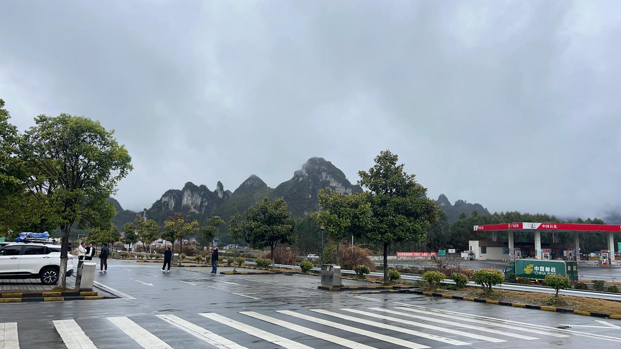 从贵州遵义出发，到广西南丹，沿途全是馒头山更准确的说，叫窝窝头山；因为这山的形状