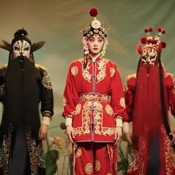 《主角》中，剧团下乡演出时，易青娥第一次当主角的登台经历着实令人难以忘怀。苟师把