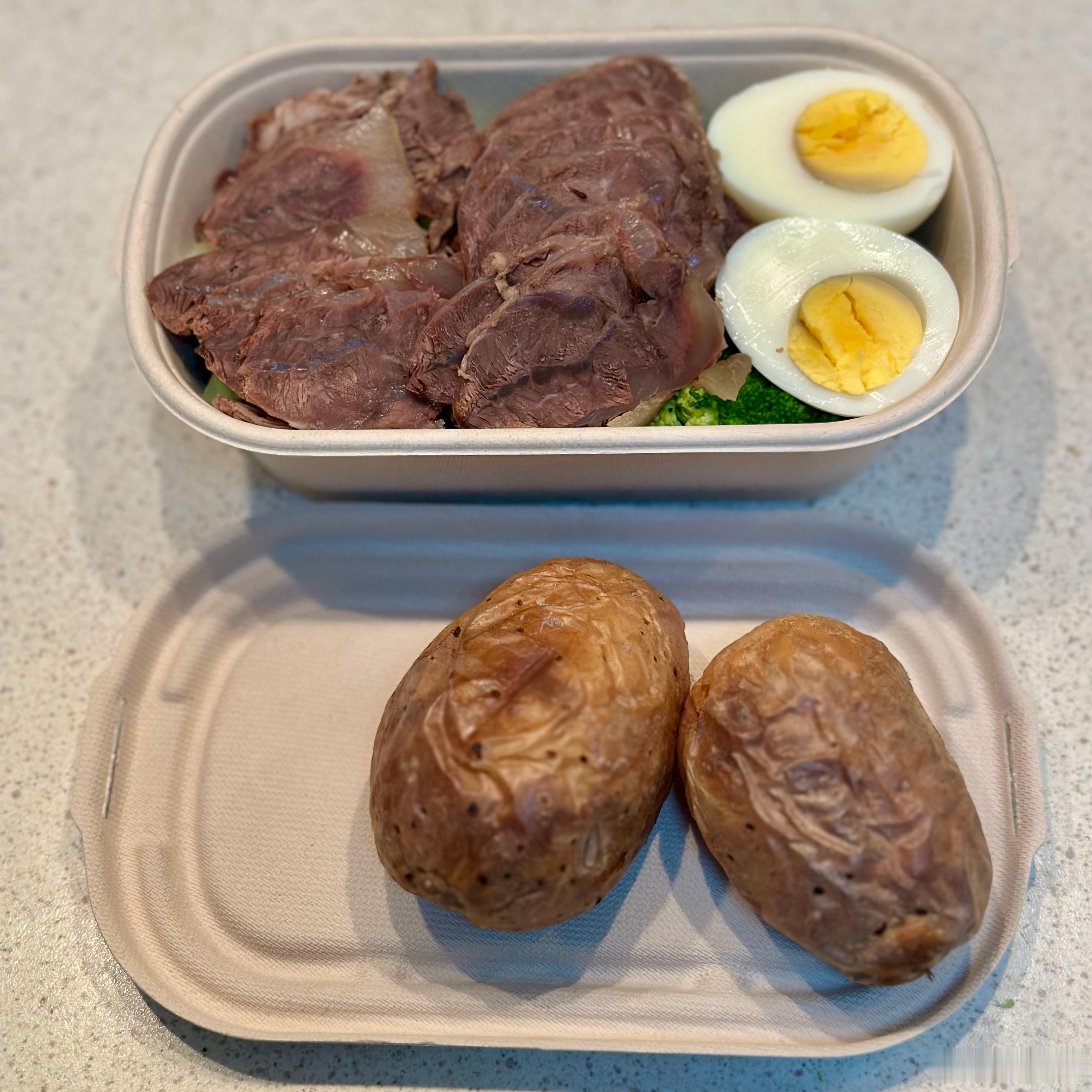 好好好，大家都摊牌了，不装了。原来吃这家鲜烧牛肉，我们都要少油少辣，老板都记得我