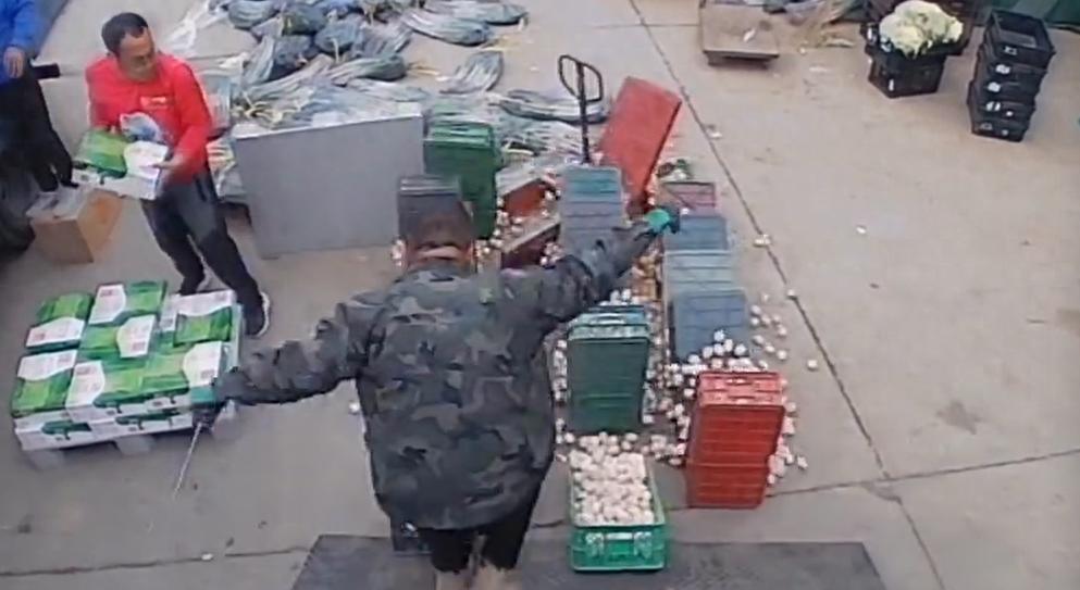 员工上班第一天被老板暖哭了！[听歌]

威海一家超市的卸货区，新员工小王第一次操