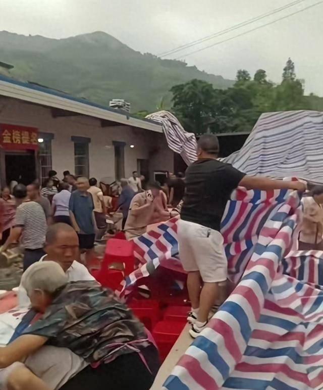 长宁升学宴的主家要倾家荡产了，这不是夸大，这是事实，大家来算一下，假如1人赔80