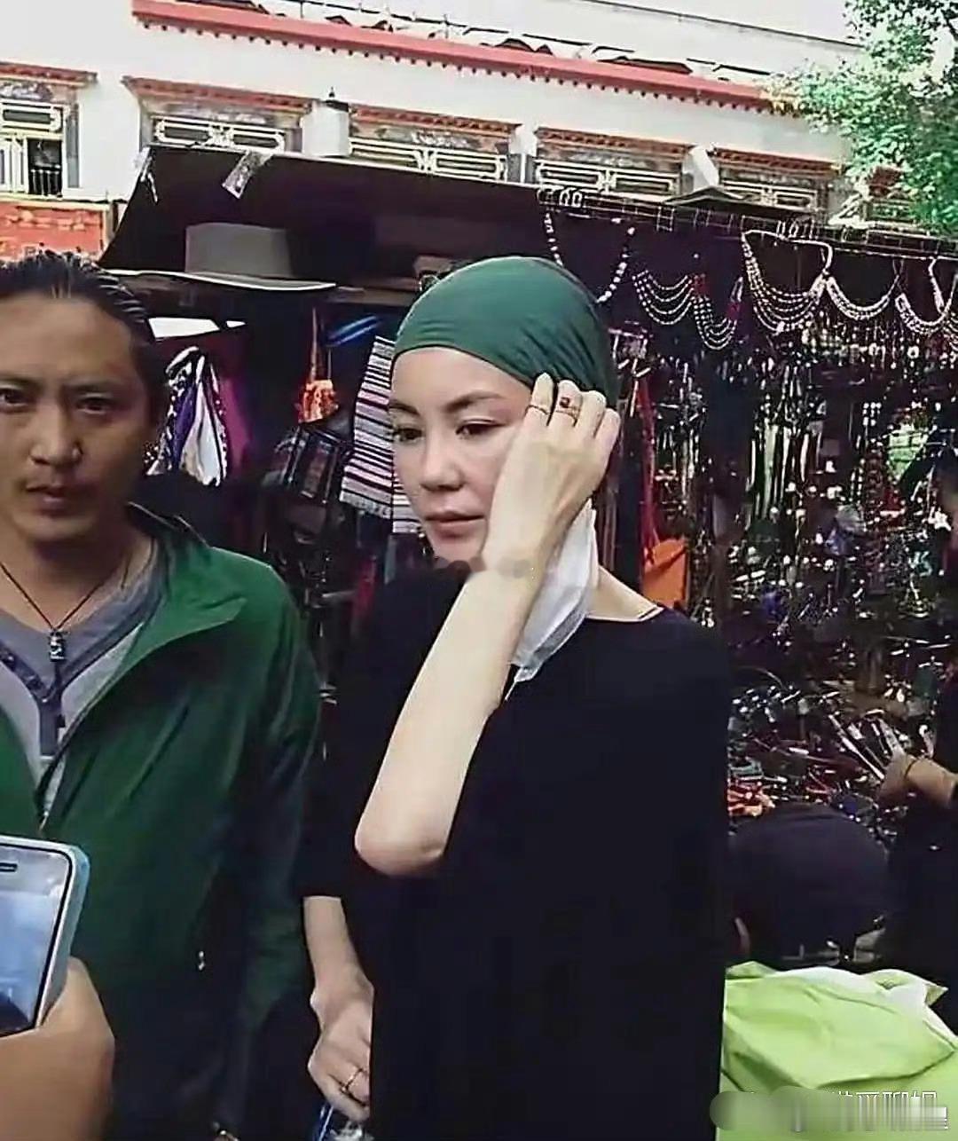 旁边的是谢霆锋吗，怎么黑成这样了，王菲还是王菲没咋变 