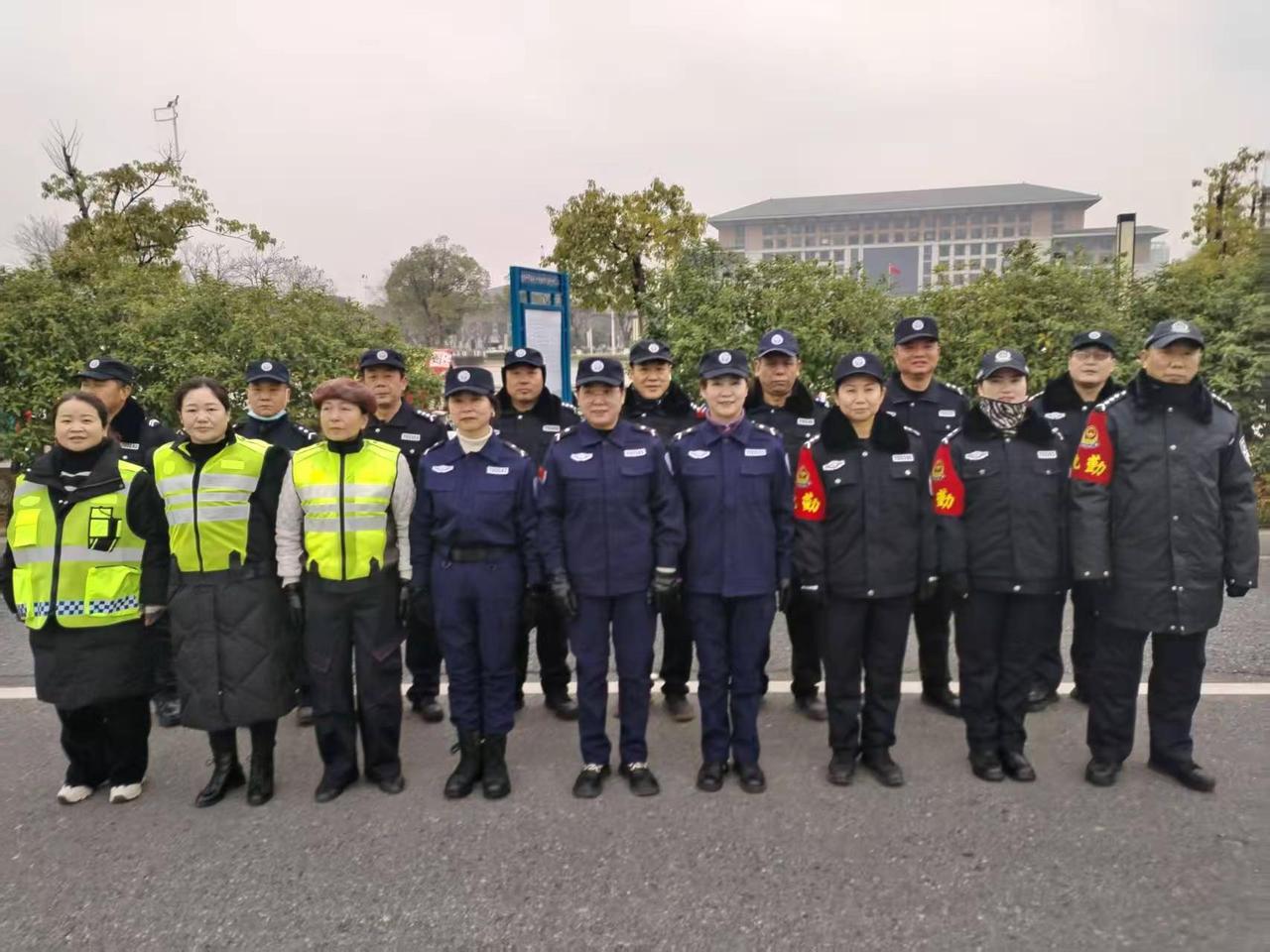 致敬人民警察 平安守护 热爱祖国 遵纪守法