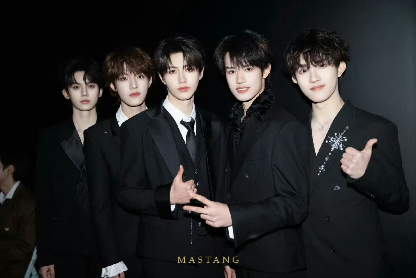 TOP红毯站位TOP换站位了 TOP换站位了，期待待会儿红毯和舞台 