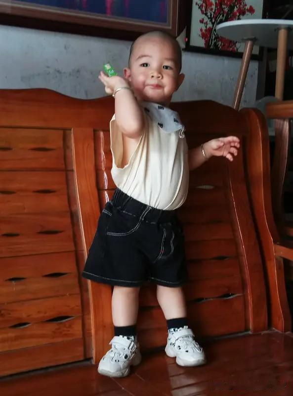 六一儿童节这天，邻居退休老张一大早就被楼下幼儿园的喇叭声吵醒了。他揉着眼睛嘀咕：