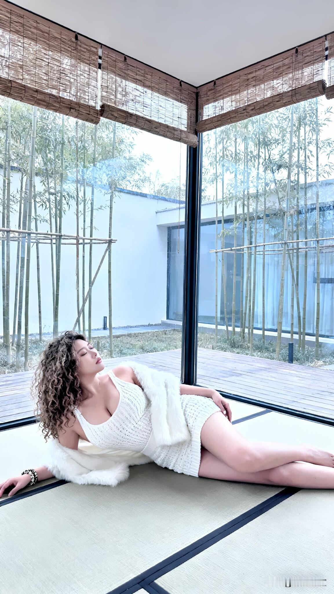 竹影筛着阳光落进茶室，白裙与毛绒披肩的温柔，在榻榻米上舒展成松弛的模样。闭眼享受