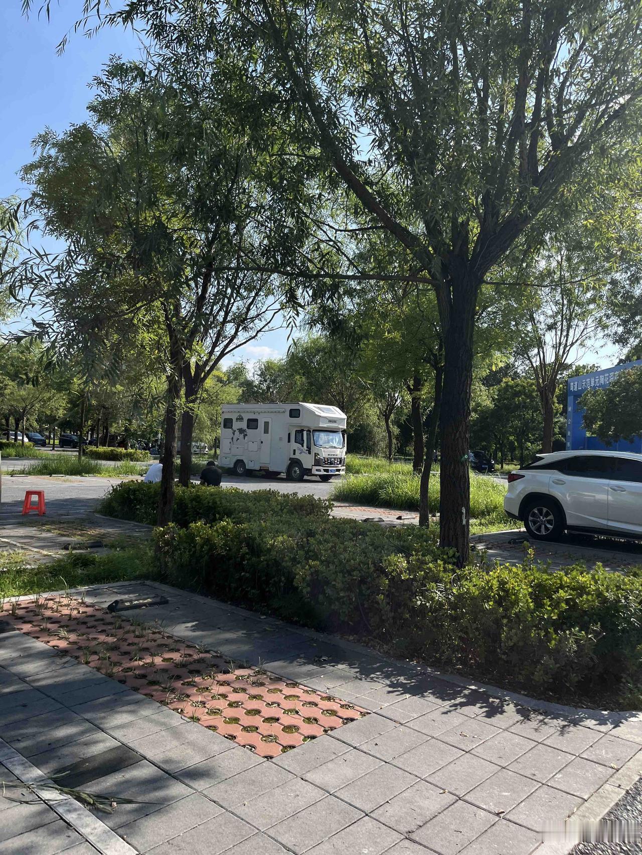 我老公年轻时挣了点小钱，然后有点小飘，我就苦口婆心劝他不要和别人得瑟，家里的亲人
