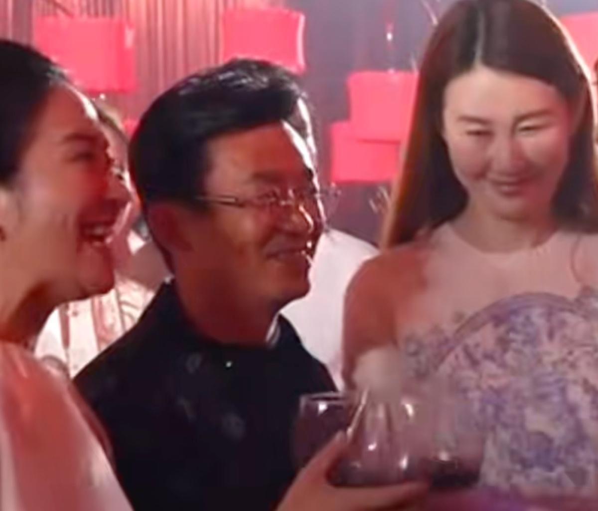 王宝强携相恋八年的女友冯清现身山东青岛一场私人婚宴，两人低调随和的同框画面意外刷