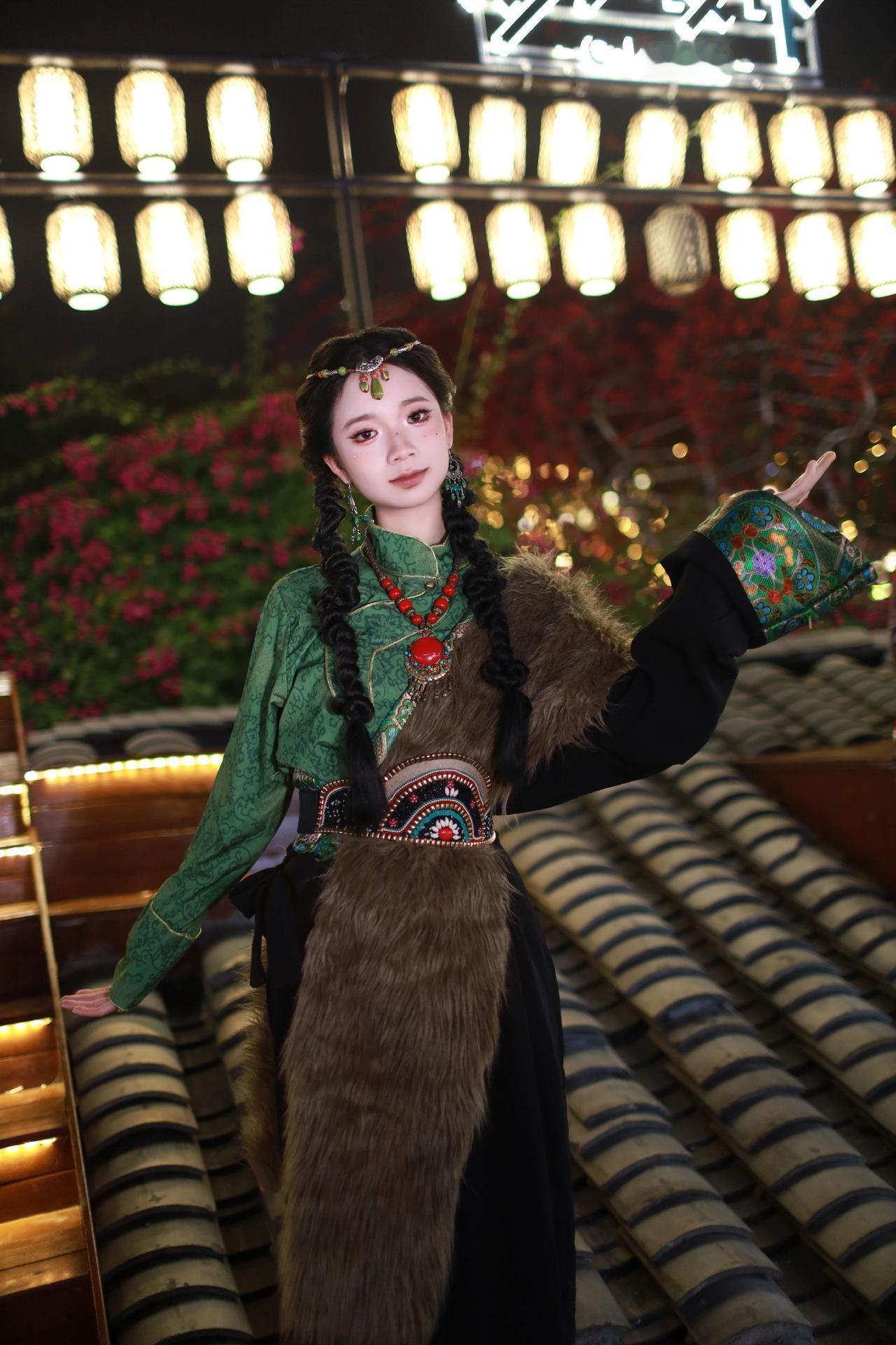 偶遇古镇，随拍几张爱拍照爱生活 总要穿次少数民族服饰吧 一起旅行一起拍照 我的旅