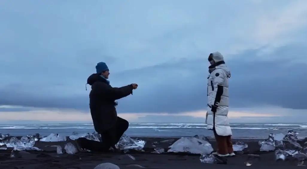 金莎的男友孙丞潇向她求婚了，金莎也答应了，并且与男友甜蜜相拥！从他们的求婚地点可