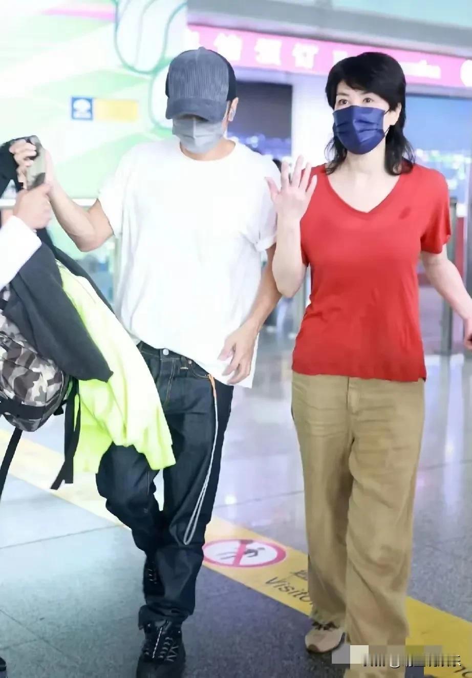 王菲谢霆锋让我们见识了中年情侣的爱情，
携手同行想、相互依偎让我又相信了爱情，
