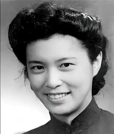 20世纪60年代中期，毛主席在天安门城楼上忽然叫住一位女同志：“龚澎同志，我们一