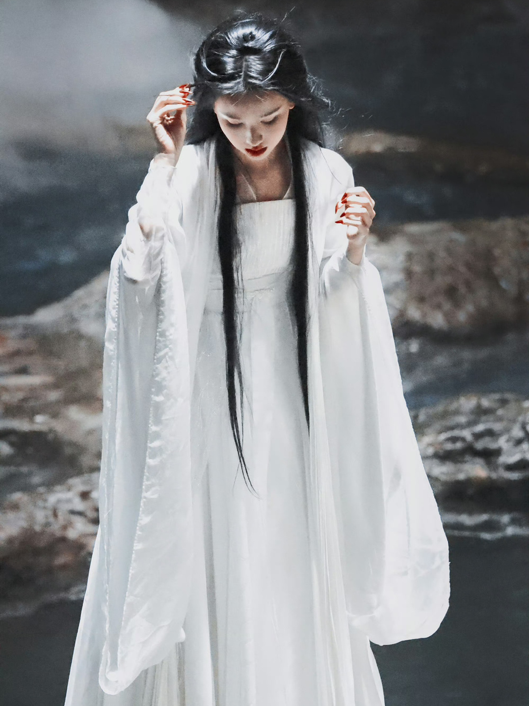 这清冷感绝了《月麟绮纪》陈都灵雾妄言白衣路透，“朦胧见，鬼灯一线，露出桃花面”！