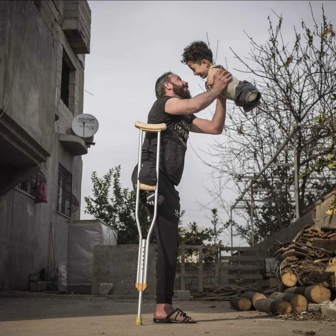 2021年1月，一位摄影师在土耳其-叙利亚边境附近的难民营拍摄下了这张照片。在叙