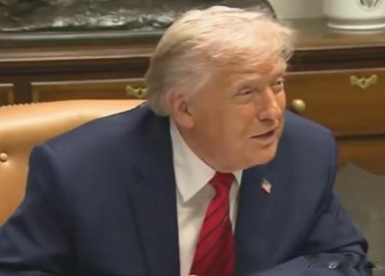 当记者问被扣押油轮上运载的石油将如何处理时，特朗普说：“我想我们会留着它。”
