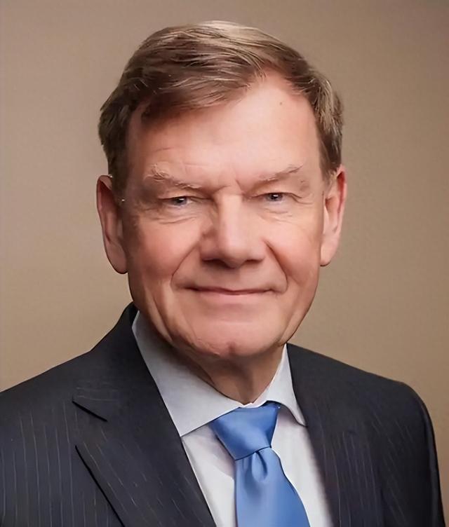 德国专家戳破真相：美国处处躲着中国，终于承认 “管不住” 了！
要知道，美国突然