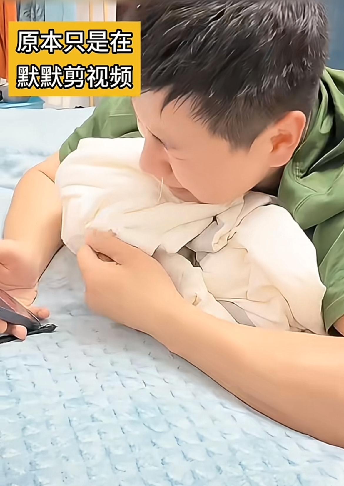 瘦猴半夜哭到不能自已，一把鼻涕一把泪，但却遭到部分网友恶评，称其表演过了。
另外