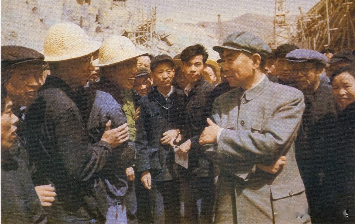 【周总理历史上的今天——7月3日】
1958年，周恩来到黄河三门峡水电视察的老照