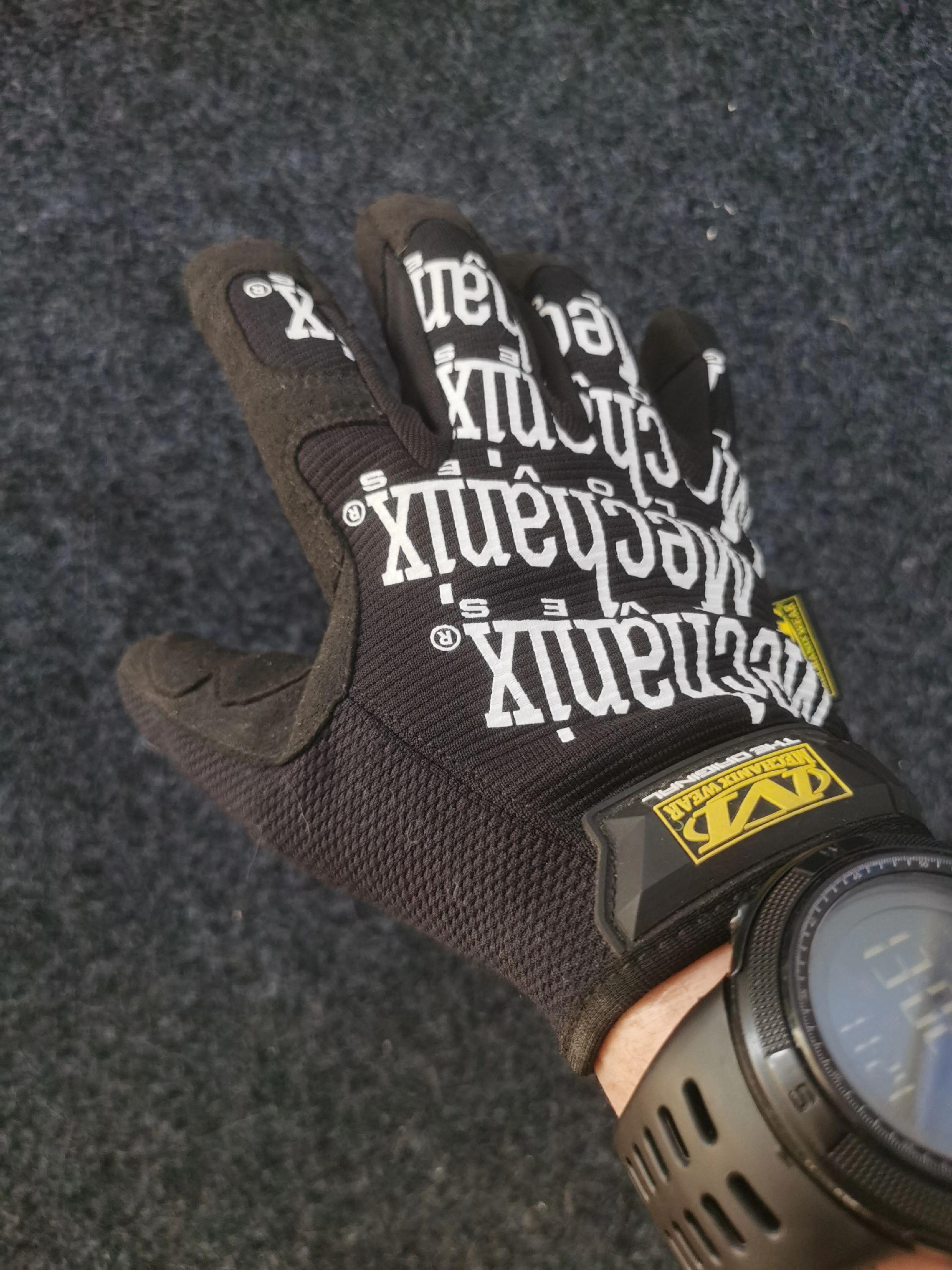 聊聊这几年买的手套。最近刷到了几个“钓鱼挂底后徒手拉鱼线”的视频，刚好...