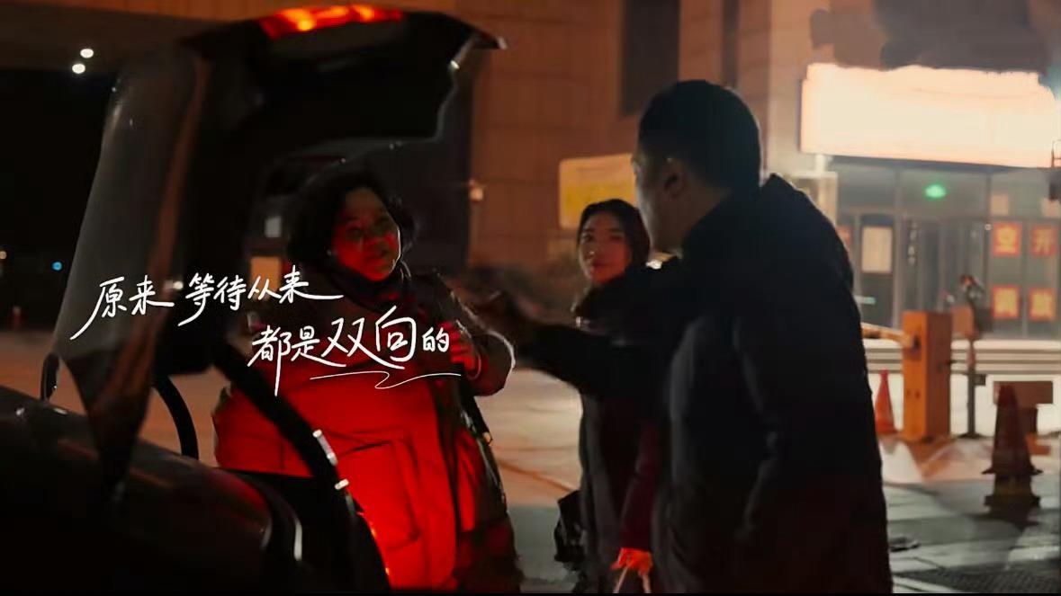 春运的喧嚣里，最动人的永远是那抹等候的身影。是父母在寒风中搓着冻红的手，从日落到