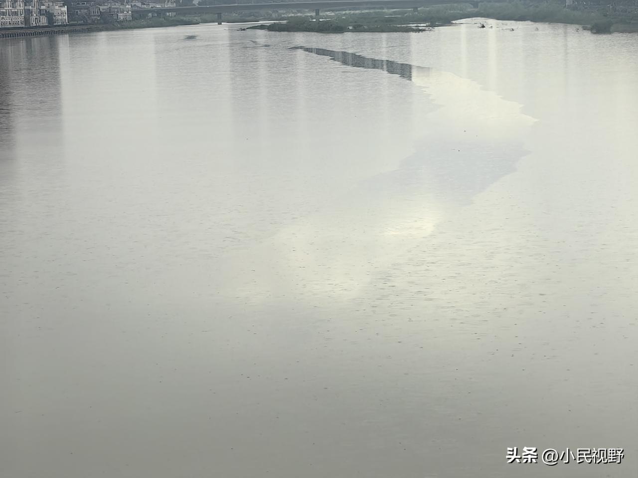 河水自然的不融合，还有个隔离带，这算不算叫泾渭分明一类解释[呲牙][呲牙]。浑浊
